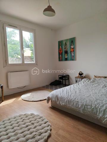 Maison à vendre sur la commune de Reau
Cette maison sur un terrain de 430 m2 cinq pieces de 112m2 elle se compose d'une grande entrée avec placard, d'un double séjour ouvert sur une cuisine aménagée, d'une buanderie, d'un WC de deux chambres salle de bain 
À l'étage, deux chambres, uvous trouverez un grenier offrant un espace de rangement supplémentaire.
À l'extérieur, vous profiterez d'un terrain à l'arrière sans aucun vis-à-vis, ainsi que d'un abri de jardin et d'un atelier.