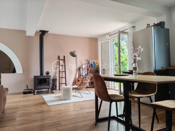 Maison à vendre sur la commune de Reau
Cette maison sur un terrain de 430 m2 cinq pieces de 112m2 elle se compose d'une grande entrée avec placard, d'un double séjour ouvert sur une cuisine aménagée, d'une buanderie, d'un WC de deux chambres salle de bain 
À l'étage, deux chambres, uvous trouverez un grenier offrant un espace de rangement supplémentaire.
À l'extérieur, vous profiterez d'un terrain à l'arrière sans aucun vis-à-vis, ainsi que d'un abri de jardin et d'un atelier.