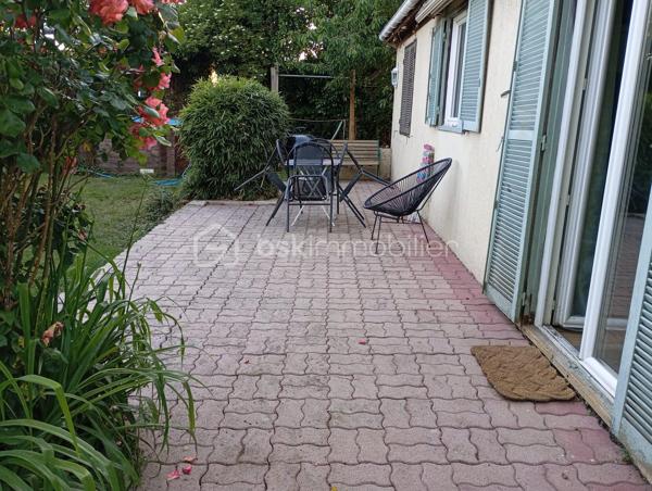 Maison à vendre sur la commune de Reau
Cette maison sur un terrain de 430 m2 cinq pieces de 112m2 elle se compose d'une grande entrée avec placard, d'un double séjour ouvert sur une cuisine aménagée, d'une buanderie, d'un WC de deux chambres salle de bain 
À l'étage, deux chambres, uvous trouverez un grenier offrant un espace de rangement supplémentaire.
À l'extérieur, vous profiterez d'un terrain à l'arrière sans aucun vis-à-vis, ainsi que d'un abri de jardin et d'un atelier.