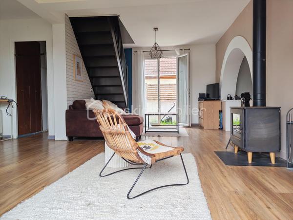 Maison à vendre sur la commune de Reau
Cette maison sur un terrain de 430 m2 cinq pieces de 112m2 elle se compose d'une grande entrée avec placard, d'un double séjour ouvert sur une cuisine aménagée, d'une buanderie, d'un WC de deux chambres salle de bain 
À l'étage, deux chambres, uvous trouverez un grenier offrant un espace de rangement supplémentaire.
À l'extérieur, vous profiterez d'un terrain à l'arrière sans aucun vis-à-vis, ainsi que d'un abri de jardin et d'un atelier.