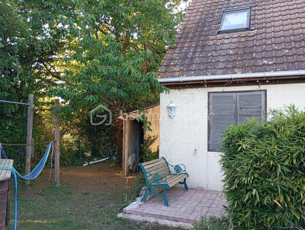 Maison à vendre sur la commune de Reau
Cette maison sur un terrain de 430 m2 cinq pieces de 112m2 elle se compose d'une grande entrée avec placard, d'un double séjour ouvert sur une cuisine aménagée, d'une buanderie, d'un WC de deux chambres salle de bain 
À l'étage, deux chambres, uvous trouverez un grenier offrant un espace de rangement supplémentaire.
À l'extérieur, vous profiterez d'un terrain à l'arrière sans aucun vis-à-vis, ainsi que d'un abri de jardin et d'un atelier.