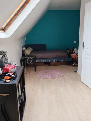 Maison à vendre sur la commune de Reau
Cette maison sur un terrain de 430 m2 cinq pieces de 112m2 elle se compose d'une grande entrée avec placard, d'un double séjour ouvert sur une cuisine aménagée, d'une buanderie, d'un WC de deux chambres salle de bain 
À l'étage, deux chambres, uvous trouverez un grenier offrant un espace de rangement supplémentaire.
À l'extérieur, vous profiterez d'un terrain à l'arrière sans aucun vis-à-vis, ainsi que d'un abri de jardin et d'un atelier.