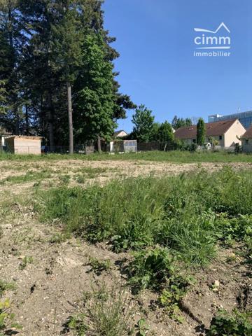 Votre agence vous propose un terrain constructible à AMILLY 45200 Quartier Antibes proche de tous commerces.