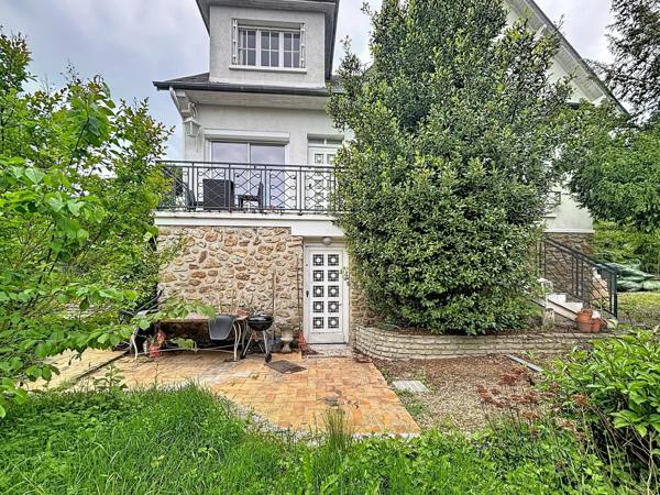 Vente                                                      Maison de village
                        
                     9 pièces                      178 m2                     à Brunoy