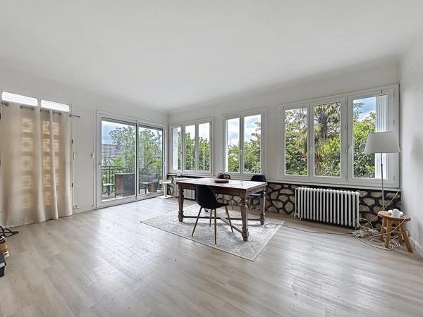 Vente                                                      Maison de village
                        
                     9 pièces                      178 m2                     à Brunoy