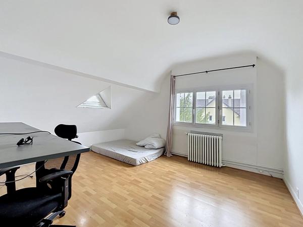 Vente                                                      Maison de village
                        
                     9 pièces                      178 m2                     à Brunoy
