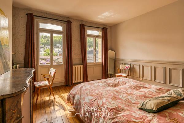 Ancien relais de poste rénové en centre ville et en bord de rivière.