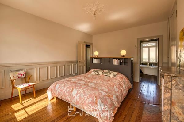 Ancien relais de poste rénové en centre ville et en bord de rivière.