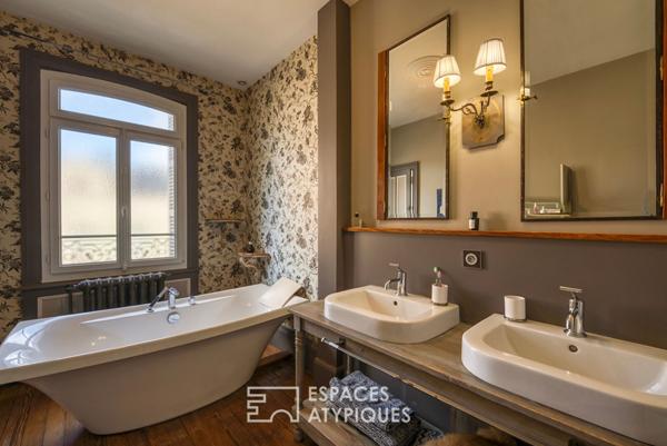 Ancien relais de poste rénové en centre ville et en bord de rivière.