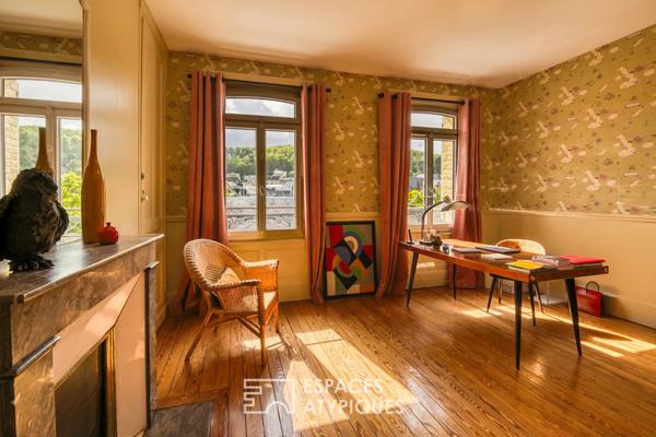 Ancien relais de poste rénové en centre ville et en bord de rivière.