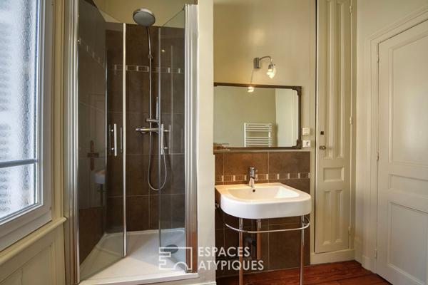 Ancien relais de poste rénové en centre ville et en bord de rivière.