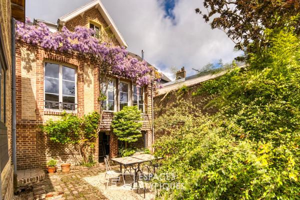 Ancien relais de poste rénové en centre ville et en bord de rivière.