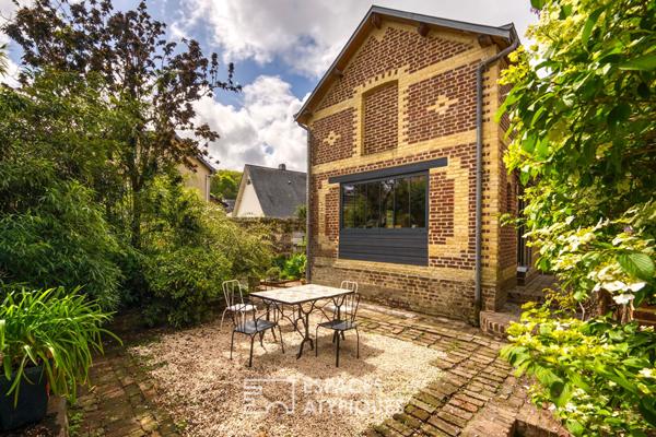 Ancien relais de poste rénové en centre ville et en bord de rivière.