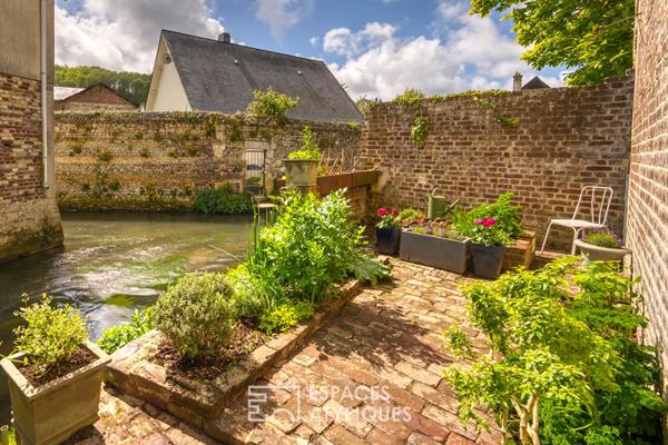 Ancien relais de poste rénové en centre ville et en bord de rivière.