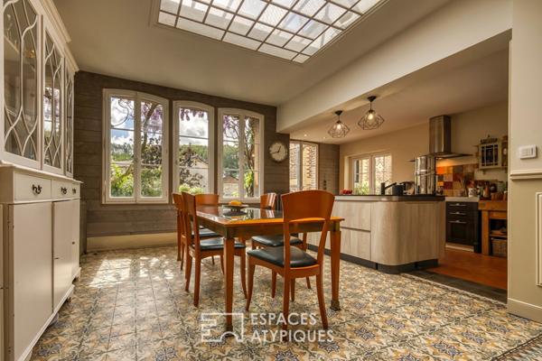 Ancien relais de poste rénové en centre ville et en bord de rivière.