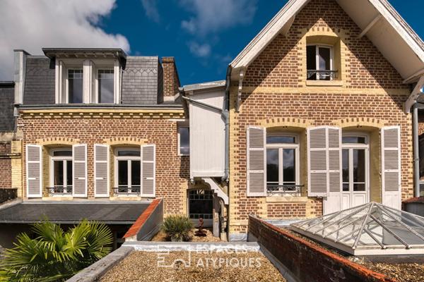 Ancien relais de poste rénové en centre ville et en bord de rivière.