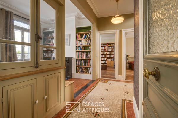 Ancien relais de poste rénové en centre ville et en bord de rivière.