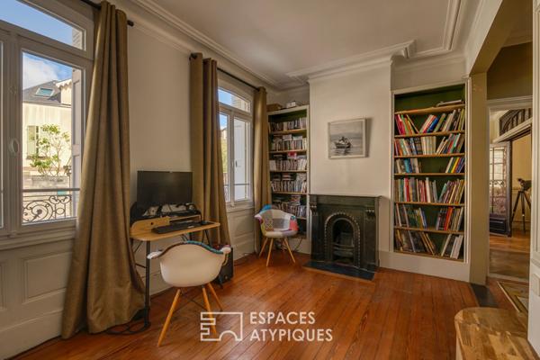 Ancien relais de poste rénové en centre ville et en bord de rivière.