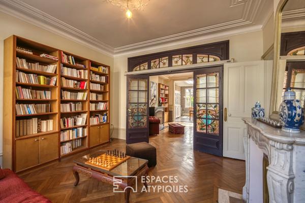 Ancien relais de poste rénové en centre ville et en bord de rivière.