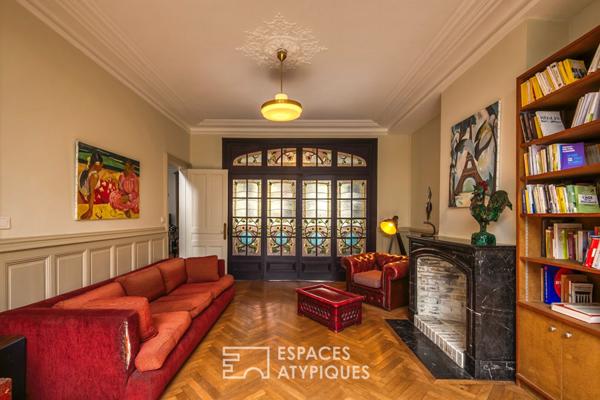 Ancien relais de poste rénové en centre ville et en bord de rivière.