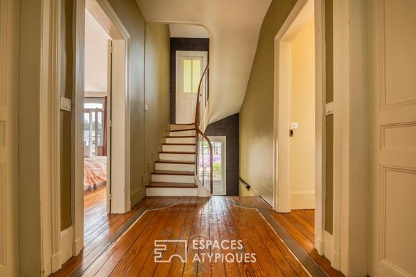 Ancien relais de poste rénové en centre ville et en bord de rivière.