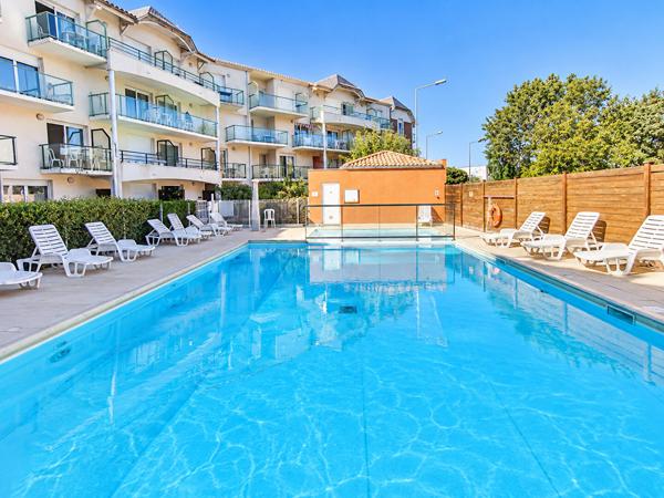 Appartement T3 rénové proche port de plaisance des Sables, parking, piscine