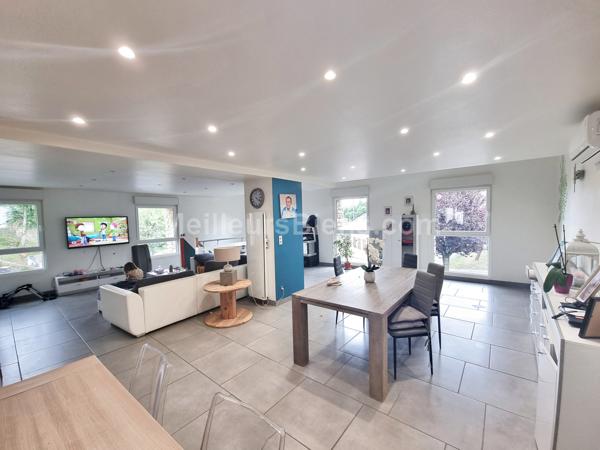 Maison en pierre avec jardin