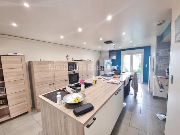 Maison en pierre avec jardin