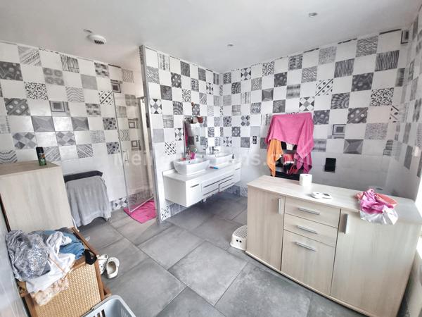 Maison en pierre avec jardin