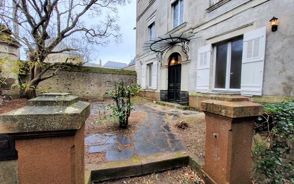 Maison de maître de 240 m² à rénover – Plein centre de Chemillé
