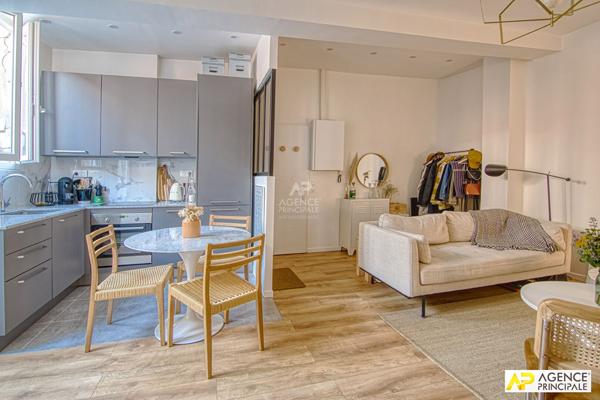 "Versailles Notre-Dame" Bel appartement 2 pièces 49.53 m² carrez situé au 1 er etage €385 000 ** - Référence 27723