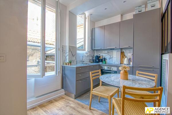 "Versailles Notre-Dame" Bel appartement 2 pièces 49.53 m² carrez situé au 1 er etage €385 000 ** - Référence 27723