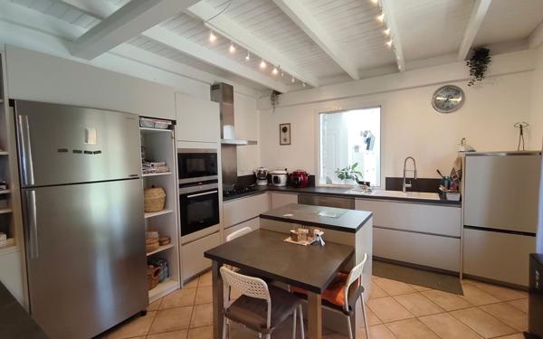 Maison à vendre    6 pièces • 240 m2 Les Plans