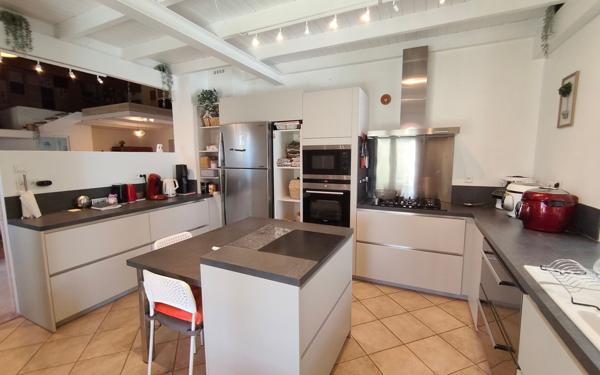 Maison à vendre    6 pièces • 240 m2 Les Plans