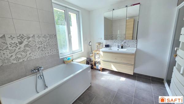 Jolie maison atypique rénovée T6 semi individuelle, grand jardin et garage