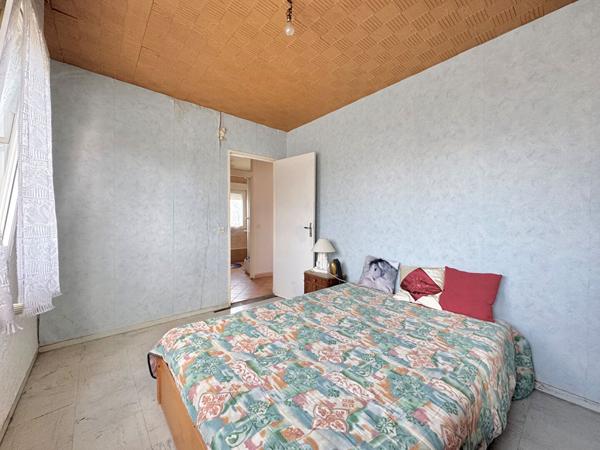 Maison à petit prix avec jardin, terrasse et garage / Fort potentiel