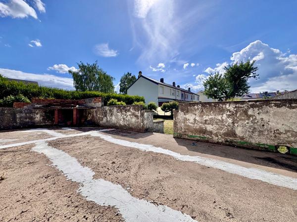 Maison à petit prix avec jardin, terrasse et garage / Fort potentiel