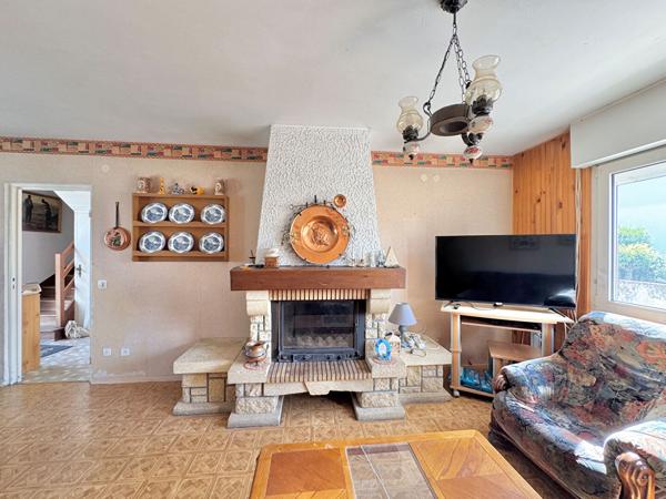Maison à petit prix avec jardin, terrasse et garage / Fort potentiel