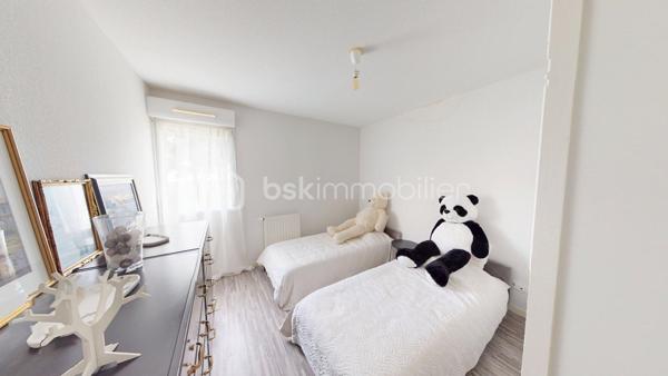 En Exclusivité, je vous propose ce charmant T3 situé dans le quartier Karsinenea à Saint-Jean- De-Luz au sein d'une résidence édifiée en 2014 dans un environnement calme.

Il vous offre une entrée avec placard, une pièce de vie agréable avec sa cuisine ouverte, aménagée et équipée, le tout en accès direct sur une belle terrasse de 18 m², parfait pour partager de bons moments en famille ou entre amis ! 2 chambres, une salle d'eau, un cellier et un WC séparé.

Une place de parking et une cave.

L'appartement reste entièrement meublé et équipé.

Côté technique : Chauffage individuel au gaz de ville, menuiserie ALU et PVC, double vitrage, VMC, fibre.

Les Plus : Nettoyage des façades voté et payé - Bonne situation géographique - Belle terrasse - 

VISITE VIRTUELLE SUR DEMANDE

Je suis à votre écoute 7jours/7, je m'adapte à votre planning.