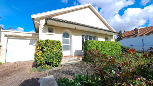 Maison de plain pied, 3 chambres, 2 garages, sous-sol, grand terrain.