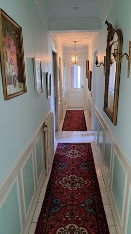 Maison de plain pied, 3 chambres, 2 garages, sous-sol, grand terrain.