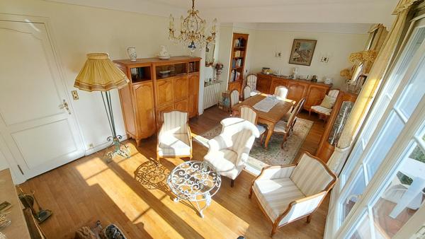 Maison de plain pied, 3 chambres, 2 garages, sous-sol, grand terrain.