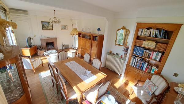 Maison de plain pied, 3 chambres, 2 garages, sous-sol, grand terrain.