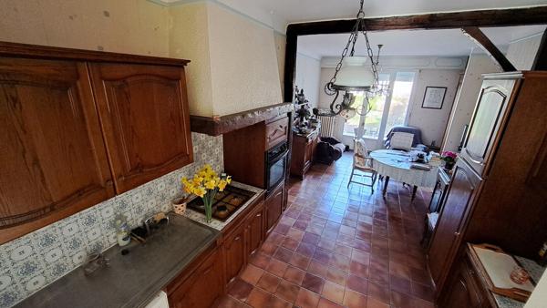 Maison de plain pied, 3 chambres, 2 garages, sous-sol, grand terrain.