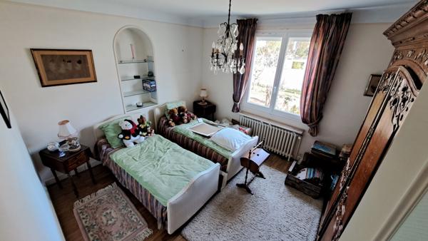 Maison de plain pied, 3 chambres, 2 garages, sous-sol, grand terrain.