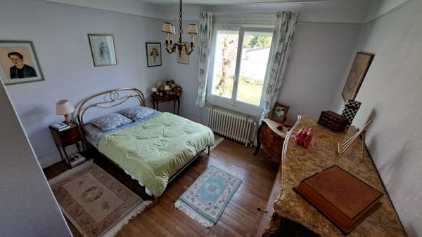 Maison de plain pied, 3 chambres, 2 garages, sous-sol, grand terrain.