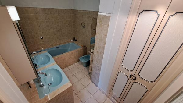 Maison de plain pied, 3 chambres, 2 garages, sous-sol, grand terrain.