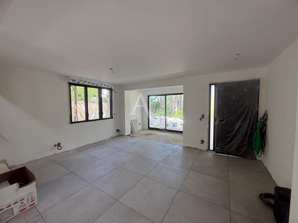 Maison 5 pièce(s) 101 m2 entièrement rénovée Martigues Jonquières