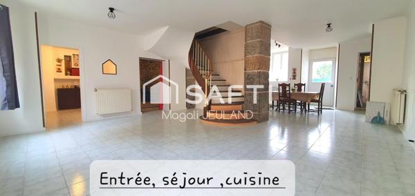 Maison de centre ville  rénovée  , BEAUX VOLUMES  , 9 chambres , proche de tout commerces et écoles.
