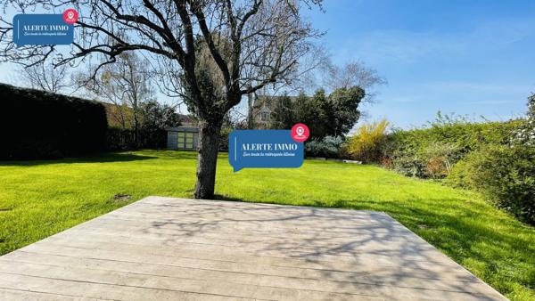 Magnifique plain-pied de 110 m2 sur un terrain de 934 m2 orienté Sud-Ouest comprenant 3ch, 2 terrasses et un jardin arboré sans vis-à-vis.